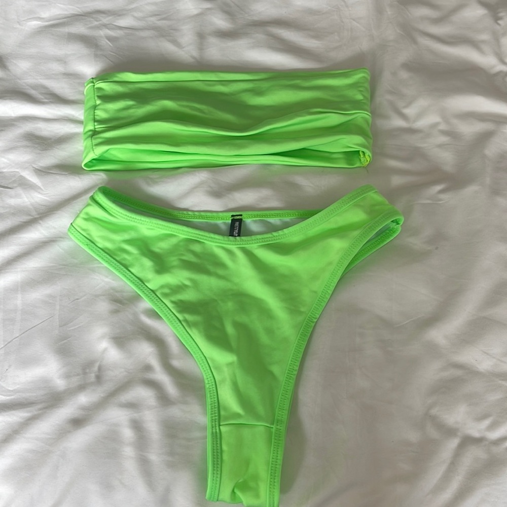 Strapless cheeky bikini set
